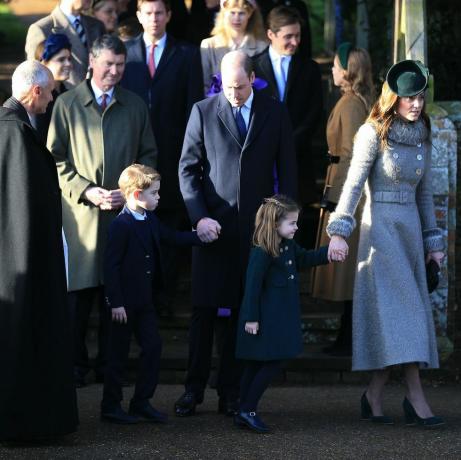 a família real participando do serviço religioso do dia de Natal na igreja de Santa Maria Madalena, na propriedade de Sandringham, em 25 de dezembro de 2019