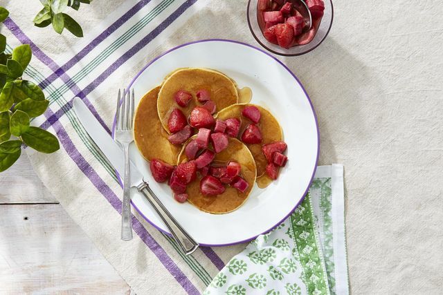 panquecas de ricota cobertas com morangos e ruibarbo