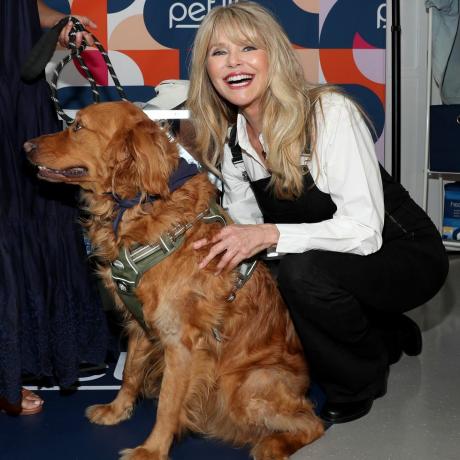 nova york, nova york, 23 de maio, christie brinkley participa do evento de adoção de cães idosos sem limites da vida de animais de estimação em Nova York, no paraíso animal, em 23 de maio de 2023, na cidade de Nova York, foto de Cassidy Sparrowgetty Images for Pet Life ilimitado