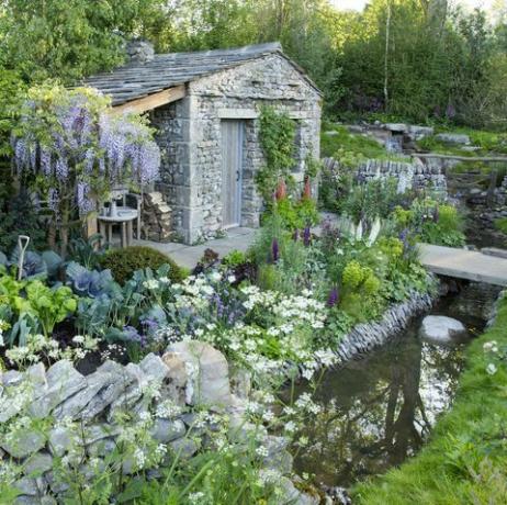 Bem-vindo ao yorkshire garden, projetado por mark gregory, construído por landform consultants chelsea flower show 2018