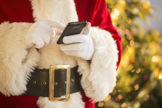 Papai Noel segurando o celular