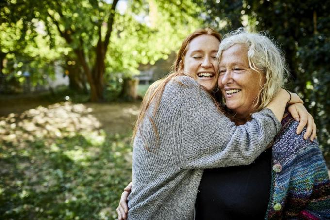 mulher sênior afetuosa feliz e jovem mulher no jardim