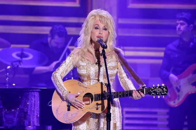 Dolly Parton cantando no palco