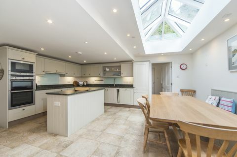 Cozinha grande branca com ilha de cozinha - casa à venda em Cornwall