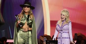 Lainey Wilson recebe o prêmio de artista feminina do ano de Dolly Parton no palco da 58ª Academia de Prêmios de Música Country