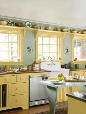 cozinha com paredes verdes e armários amarelos
