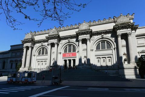 uma vista do museu metropolitano de arte que conheceu é vista historicamente em 4 de maio de 2020 na cidade de nova york, a primeira segunda-feira de maio marcou uma noite icônica da moda e do museu metropolitano of art the met gala, que estava marcada para hoje para celebrar o 150º aniversário dos museus, mas foi cancelada devido à foto de coronavírus por angela weiss afp foto por angela weissafp via getty imagens