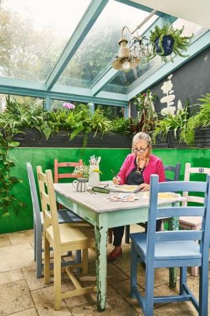 Annie Sloan em um jardim verde brilhante em sua casa em Oxford
