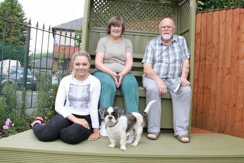 Rodeado de amor - Trooper com sua nova família eterna, Allan e Sandy Bottomley e sua neta Faye.