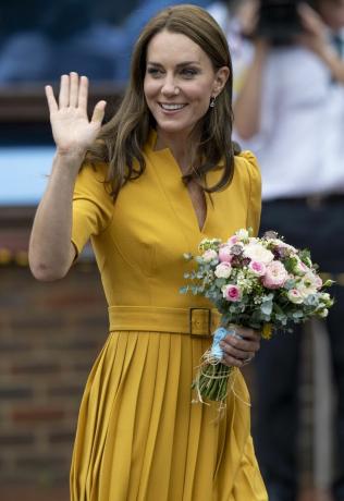 guildford, inglaterra, 05 de outubro catherine, princesa de gales, visita a unidade de maternidade dos hospitais do condado de royal surrey para ouvir sobre o apoio holístico que fornece a mulheres grávidas e novas mães para garantir que recebam o melhor cuidado possível durante e após suas gestações no Royal Surrey County Hospital em 5 de outubro de 2022 em Guilford, Inglaterra Foto por Mark Cuthbertuk Press via Getty imagens