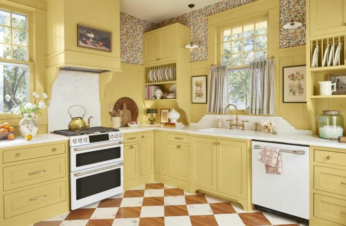 cozinha de casa de fazenda de inspiração britânica amarela