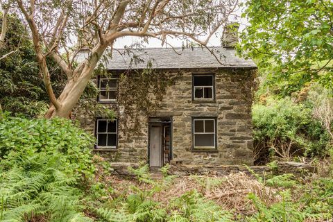 Ilha Ynys Giftan, Gwynedd FARMHOUSE WRECK - Strutt & Parker
