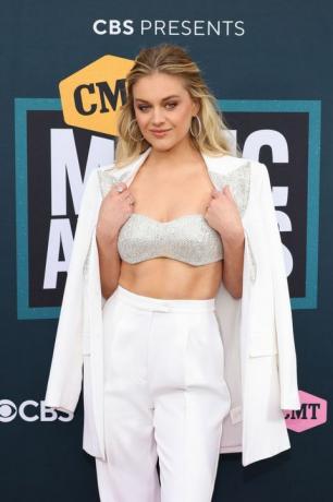 nashville, tennessee, 11 de abril, nesta imagem divulgada em 11 de abril, kelsea ballerini posa no 2022 prêmio de música cmt em nashville, tennessee foto de jason kempin 2022 cmt music awardsgetty images for cmt