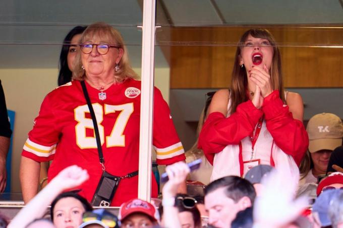 Kansas City, 24 de setembro Taylor Swift aplaude em uma suíte com Donna Kelce enquanto os chefes de Kansas City interpretam os Chicago Bears durante o primeiro tempo no Geha Field no Arrowhead Stadium em 24 de setembro de 2023 em Kansas City, Missouri foto de Cooper Neillgetty imagens