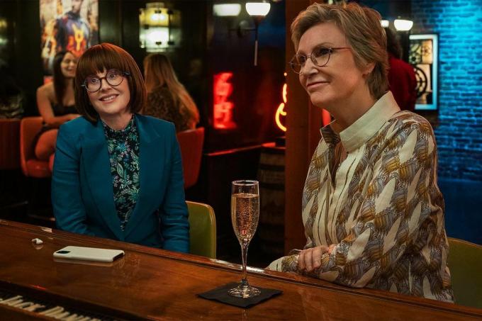 megan mullally como lydia e jane lynch como constância no bar em uma cena de party down cena 3