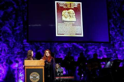 Ashley Judd e wynonna Judd falam no palco para a cerimônia de medalha da classe de 2021 no hall da fama e museu da música country em 01 de maio de 2022 em nashville, tennessee