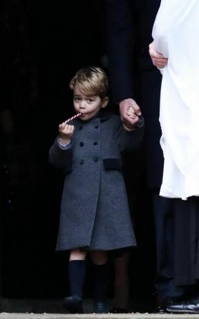 Príncipe George no culto da igreja no dia de Natal em Berkshire