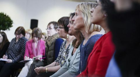 Mulheres ouvindo o orador na zona de negócios no país living spring fair na bdc islington london