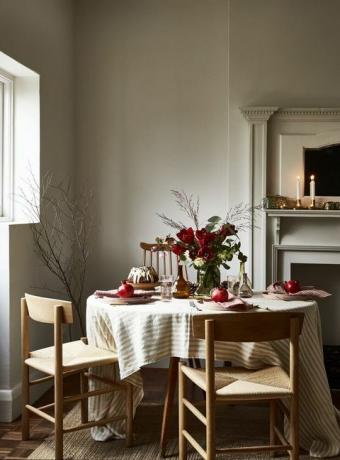 decoração de celebração de inverno sazonal flores mesa cadeiras distante configurações simples