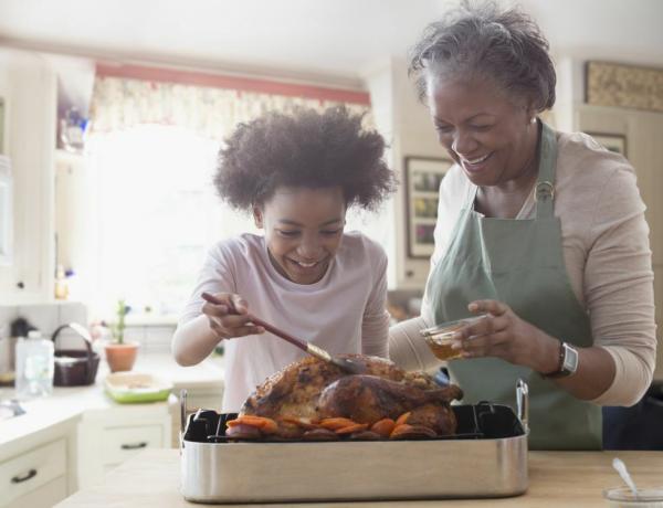 mulher mais velha e neta cozinhando juntas na cozinha