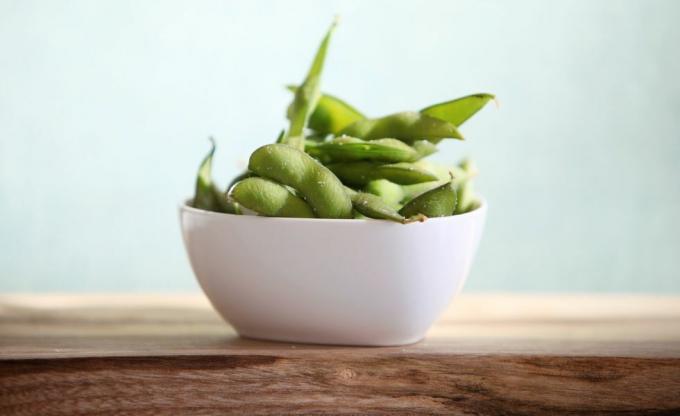 Edamame em um prato branco