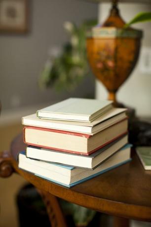 livros na mesa