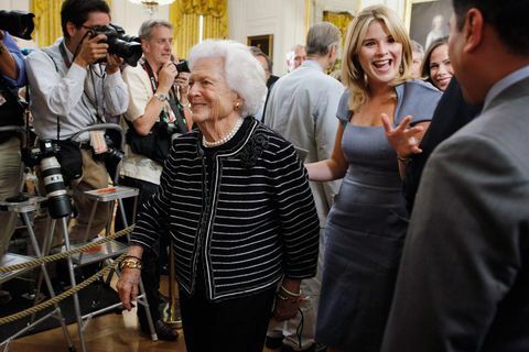 George W. Bush e Laura Bush assistem à Casa Branca revelando seus retratos