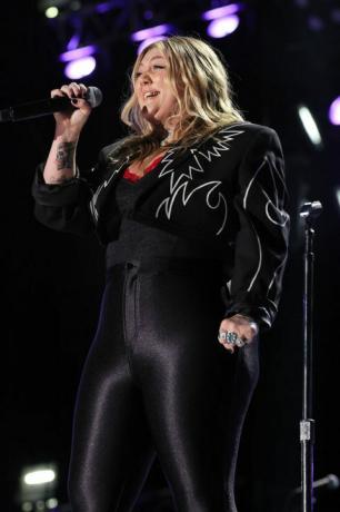 nashville, tennessee 12 de junho elle king se apresenta durante o dia 4 do cma fest 2022 no estádio nissan em 12 de junho de 2022 em nashville, tennessee foto de terry wyattwireimage