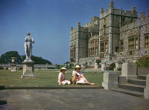 8 de julho de 1941 princesas elizabeth right e margaret rose 1930 2002 tomando sol do lado de fora do castelo de windsor, berkshire foto de lisa sheridanstudio lisagetty images