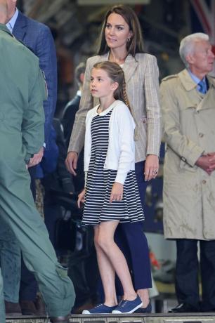 princesa britânica charlotte de gales e britânica catherine, princesa de gales são vistas dentro de um avião c17 durante uma visita ao air tattoo em raf fairford em 14 de julho de 2023 em fairford, centro da inglaterra foto de chris jackson pool afp foto de chris jacksonpoolafp via getty images