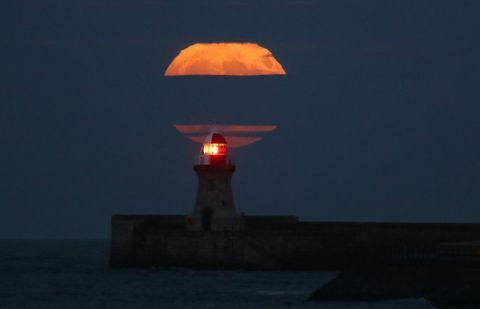 A superlua acima do farol de South Shields