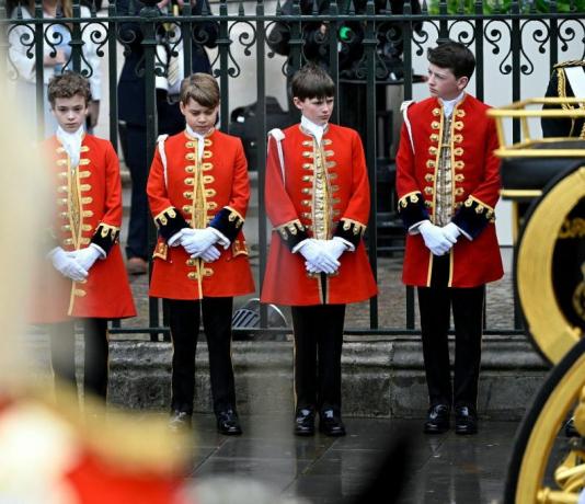 suas majestades o rei carlos iii e a rainha camilla dia da coroação