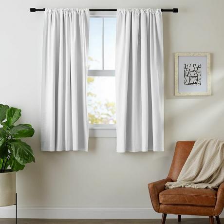 Cortinas de janela blackout que escurecem o ambiente 