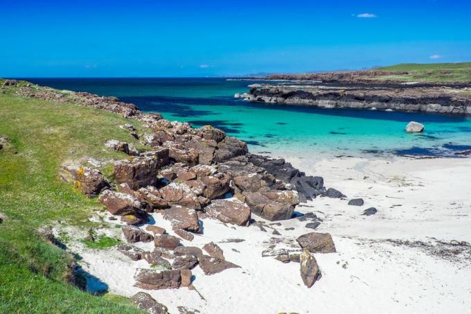 Águas cristalinas e areia branca na praia de Langamull, na costa norte de Mull, nas Hébridas escocesas