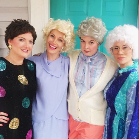 quatro mulheres na porta da frente vestidas como mulheres mais velhas com perucas das "garotas de ouro"