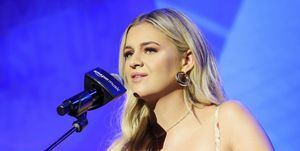 nashville, tennessee, 10 de junho, a cantora kelsea ballerini se apresenta durante o cma fest 2022 no cma close up stage no music city center em 10 de junho de 2022 em nashville, tennessee photo by terry wyattgetty images