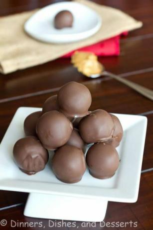 bolas de chocolate com manteiga de amendoim