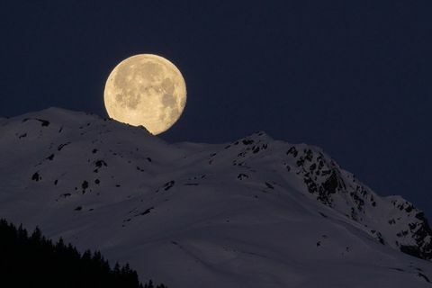 vista de ângulo baixo das montanhas cobertas de neve contra o céu à noite, mayrhofen, áustria