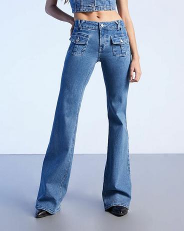 Jeans cargo flare azul escuro cintura baixa