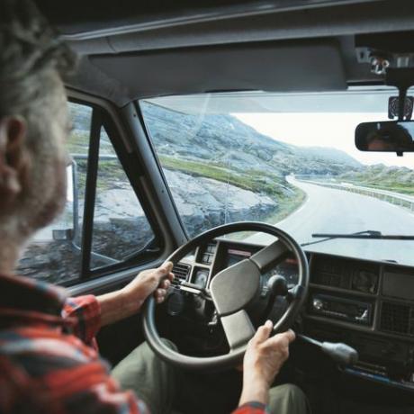 vista de dentro de um trailer ao viajar em uma bela estrada