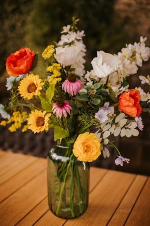 flores em vaso na mesa