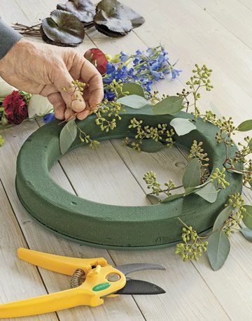 Um anel de espuma floral facilita a montagem de uma coroa de flores de verão