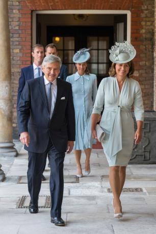 Carole e Michael Middleton chegam ao batizado do príncipe Louis