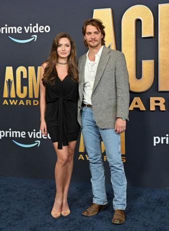 luke grimes e bianca rodrigues na premiação acm 2022