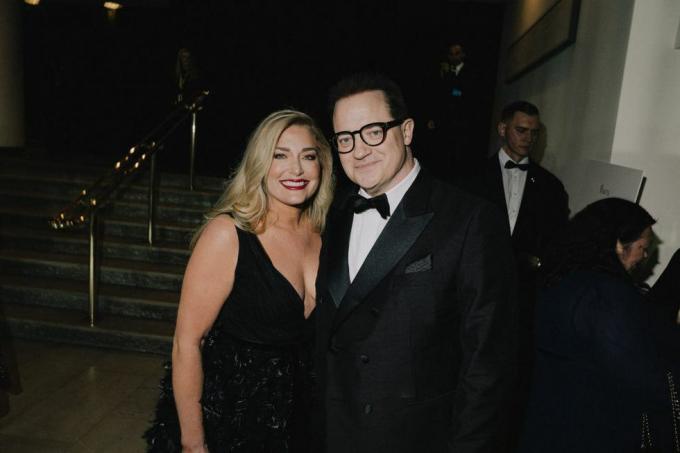 londres, inglaterra, 19 de fevereiro, nota dos editores, a imagem foi alterada com filtros digitais, brendan fraser e jeanne moore participam da ee bafta film awards 2023 no royal festival hall em 19 de fevereiro de 2023 em londres, inglaterra foto de rowben lantionbafta via getty imagens