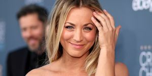 estrela de 'a comissária de bordo' e atriz de 'a teoria do big bang' kaley cuoco