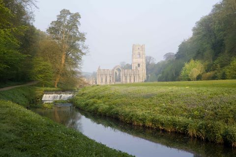 Abadia de Fountains em uma manhã de primavera © National Trust Images Andrew Butler