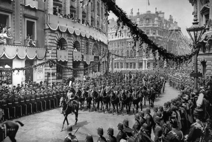 23 de junho de 1911, a artilharia montada real cavalga pelas ruas de Londres como parte das celebrações do Rei George vs. Coroação Foto de Londres Estereoscópica Companyhulton ArchiveGetty Images