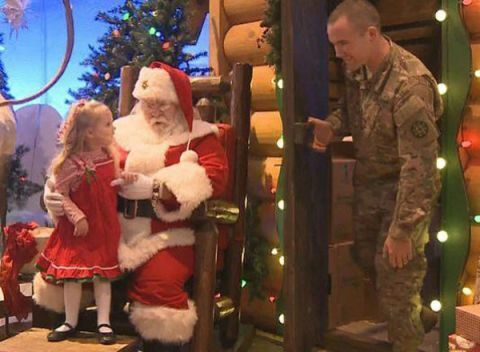 Garotinhas pede para ver o pai soldado no Natal e ele aparece em vídeo