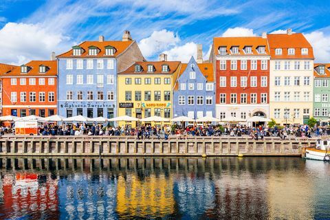 casas multicoloridas ao longo do canal no porto de nyhavn, copenhague, dinamarca